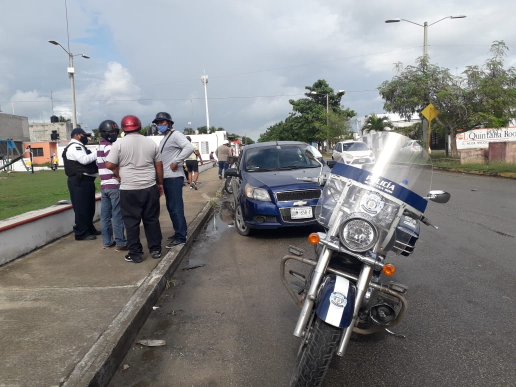 Motociclista intenta golpear a conductor de automóvil en Chetumal