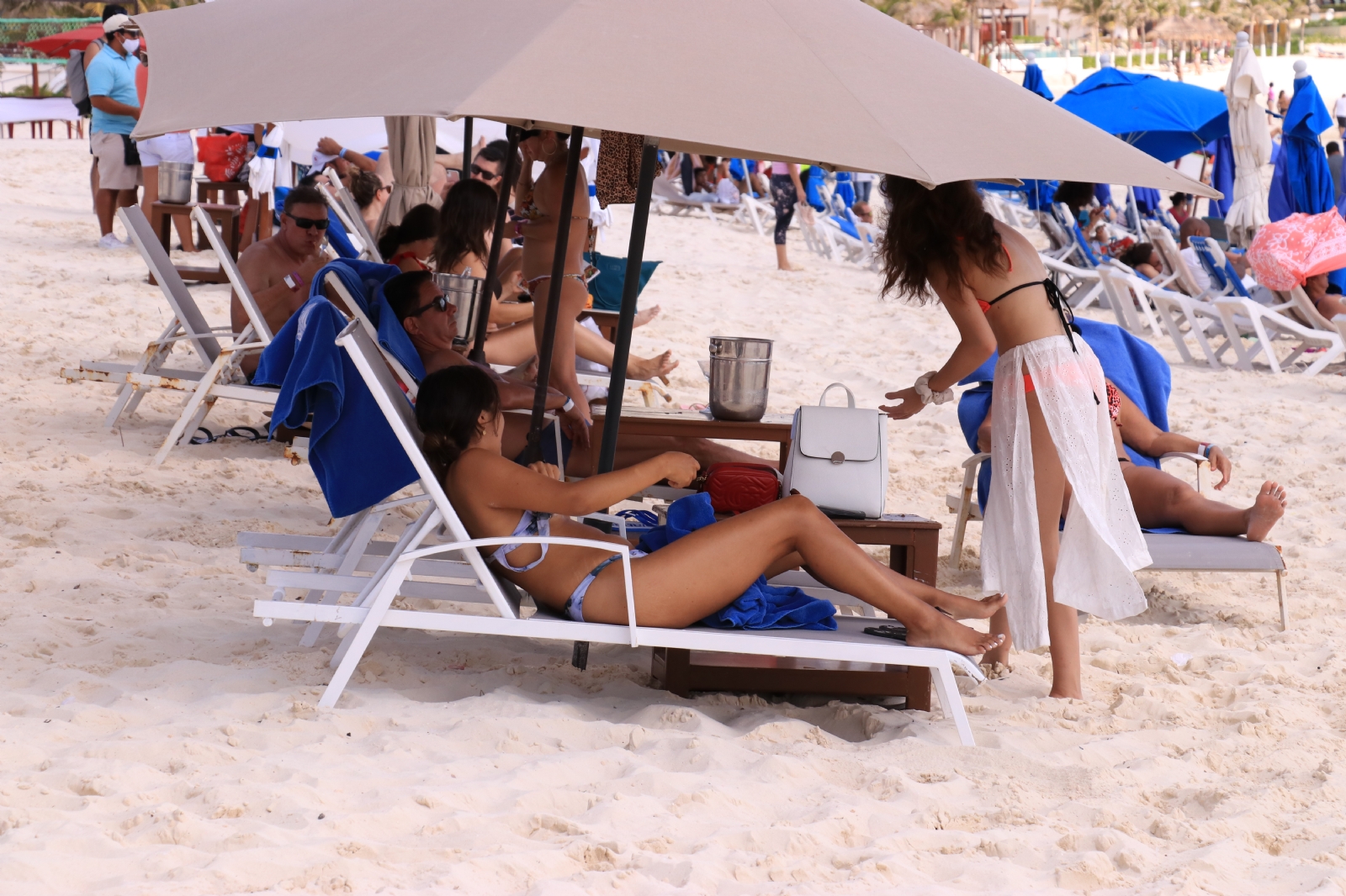 Disminuye afluencia de bañistas en playas de Cancún