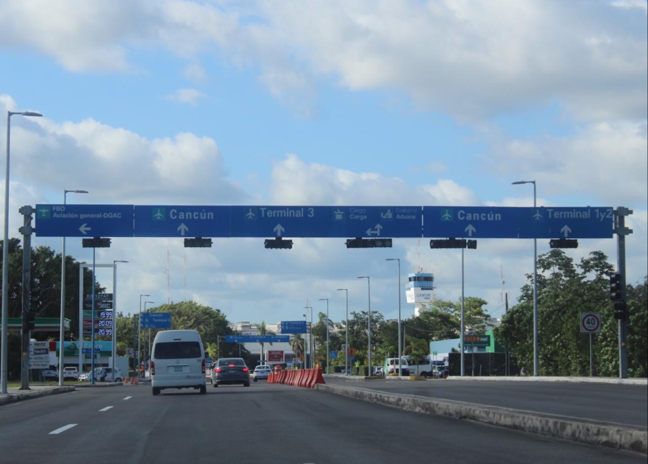 La policía de tránsito de Cancún mantiene un operativo para evitar accidentes