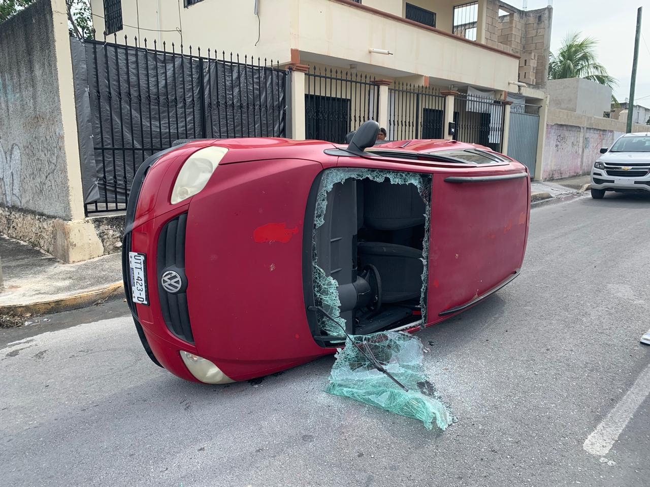 Conductor imprudente provoca volcadura de vehículo en Cancún