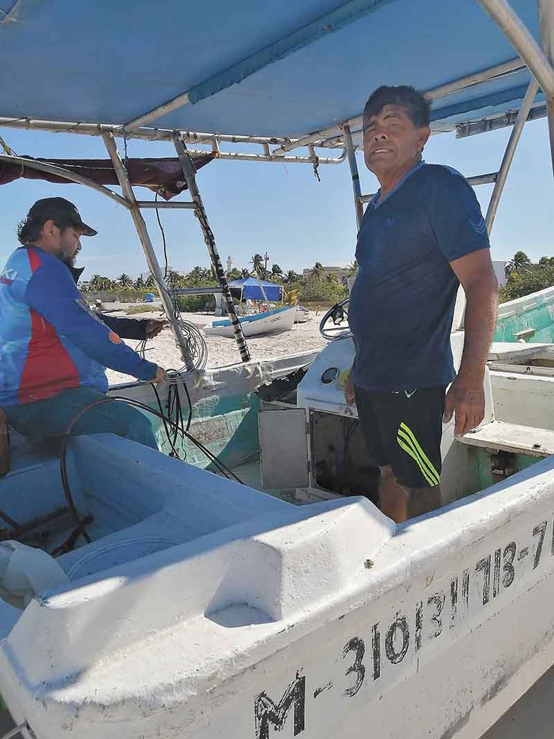 Desvalijada y hundida, encuentra pescador su lancha en Progreso