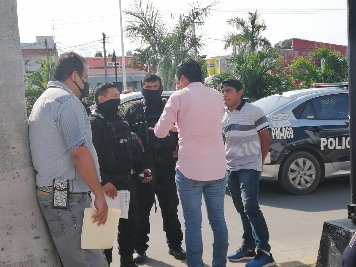 Fuerte movilización policiaca por presunto asalto en plaza de Ciudad del Carmen