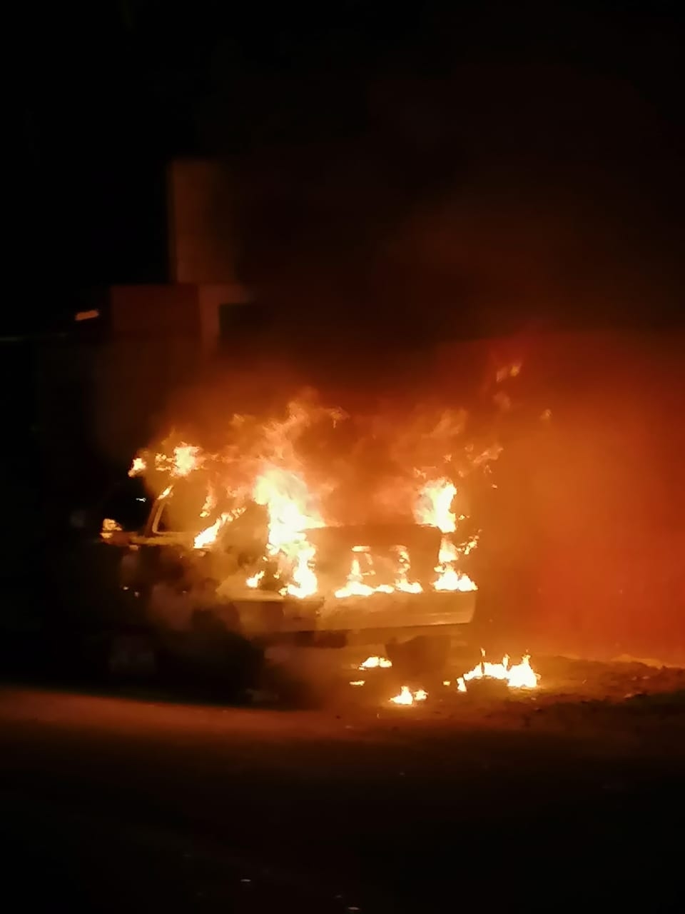 El auto fue consumido por las llamas en calles de Chetumal