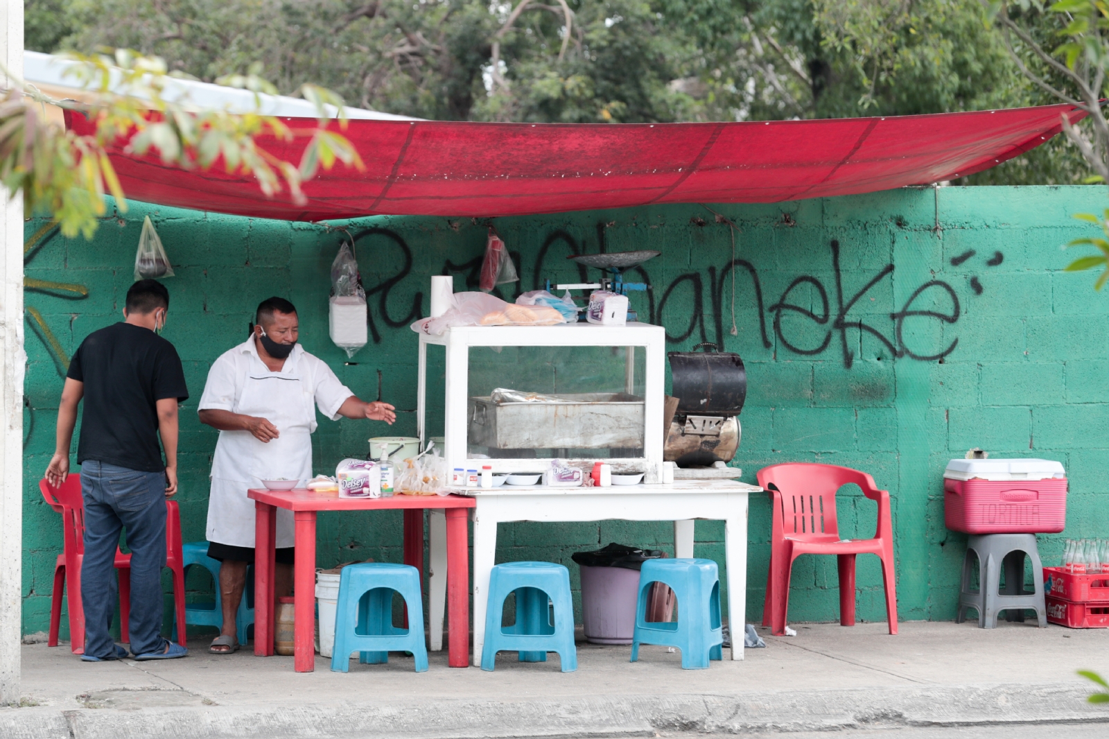 Vendedores ambulantes de Cancún resienten la cuesta de enero