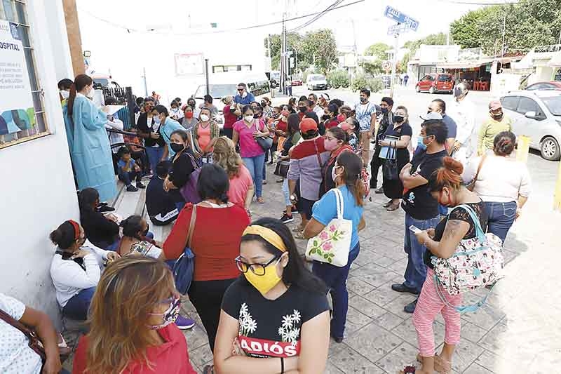 Familiares de pacientes esperan horas afuera de hospitales en Mérida