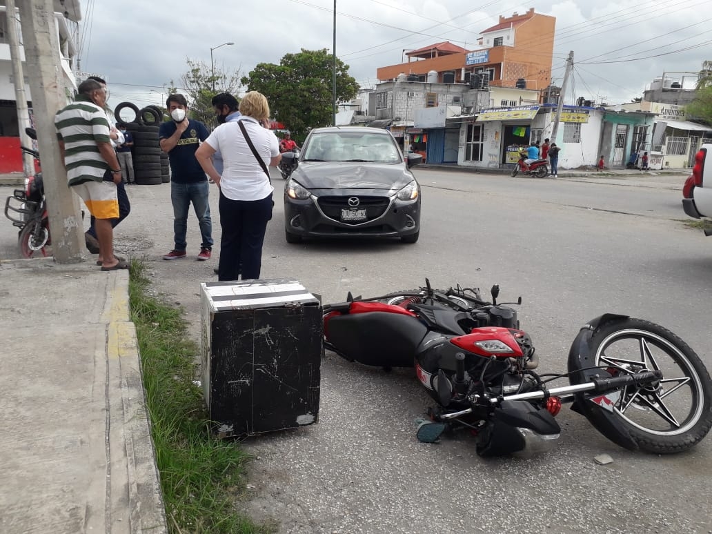 Motociclista causa accidente en Ciudad del Carmen y termina en el hospital