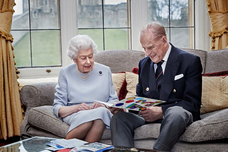 Reina Isabel II y el Príncipe Felipe son vacunados contra el COVID-19 en Reino Unido