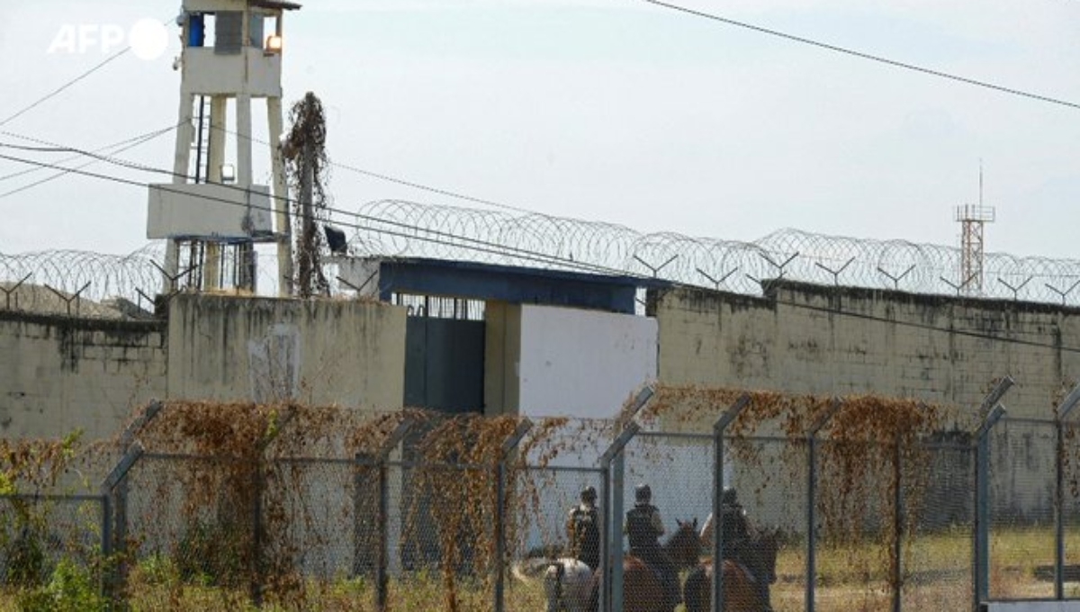 Ecuador desplegó 3 mil 600 militares y policías en el sistema penitenciario, con el fin de garantizar la seguridad en las instalaciones, así lo dio a conocer la ministra de Gobierno, Alexandra Vela