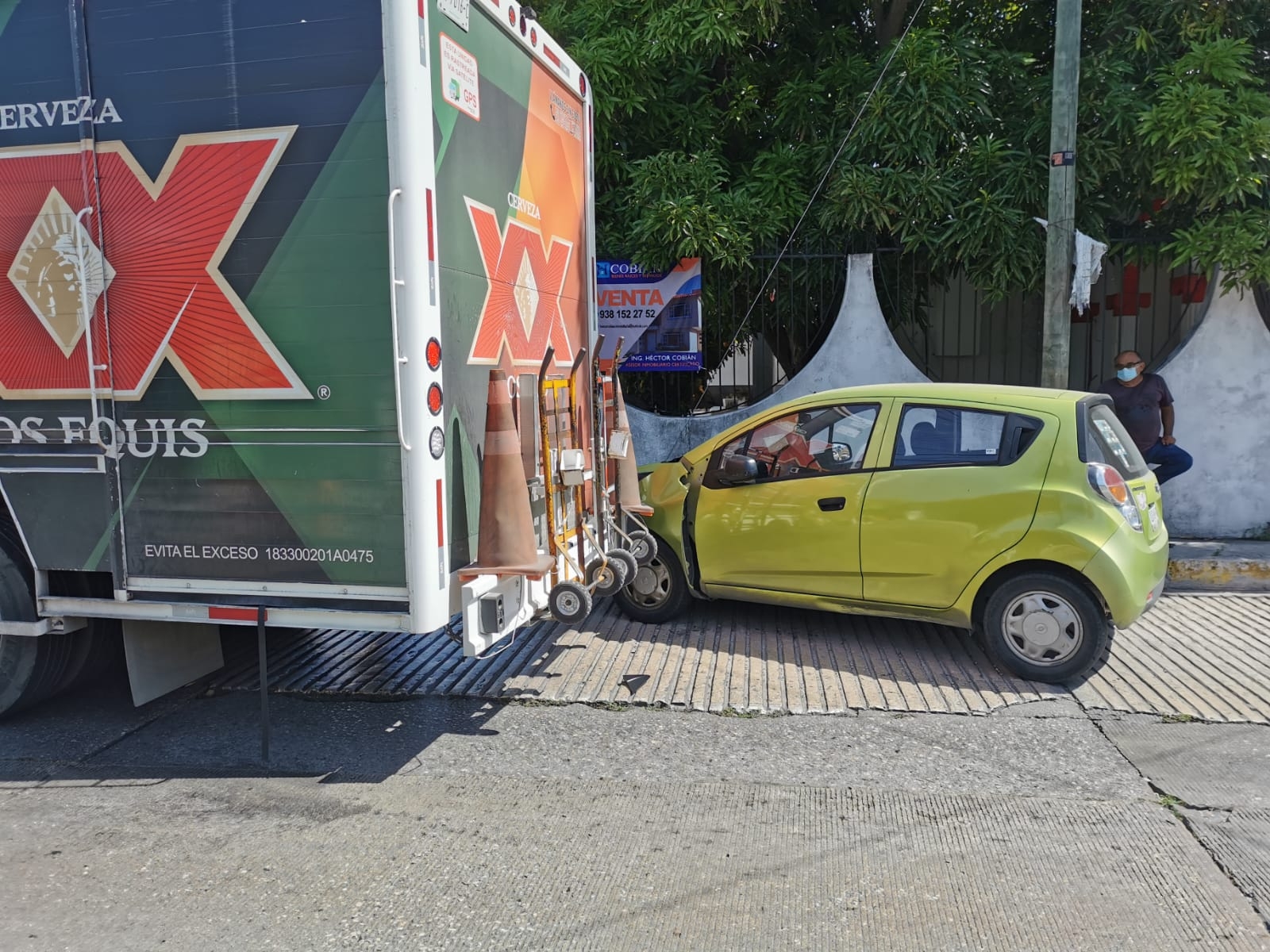 Camión cervecero choca contra auto estacionado en Ciudad del Carmen