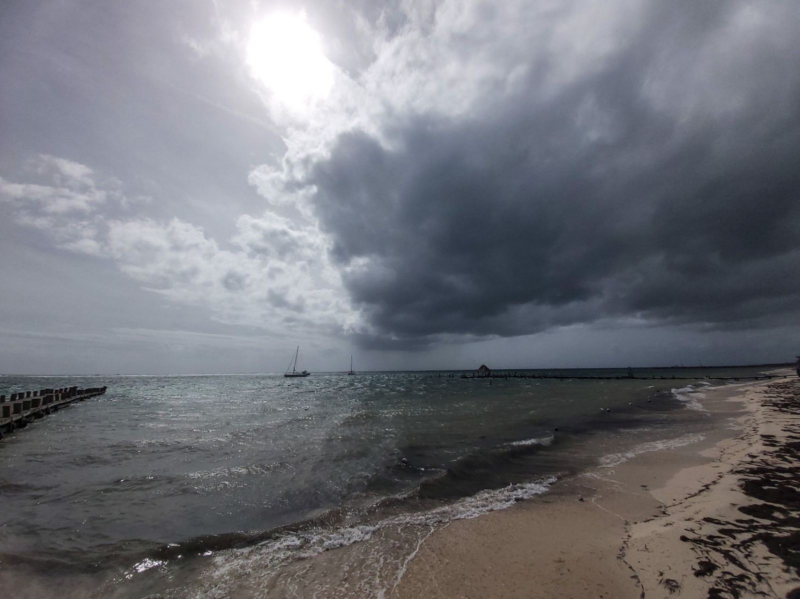 Clima en Yucatán: Vientos de hasta 50 km/h y chubascos en la región
