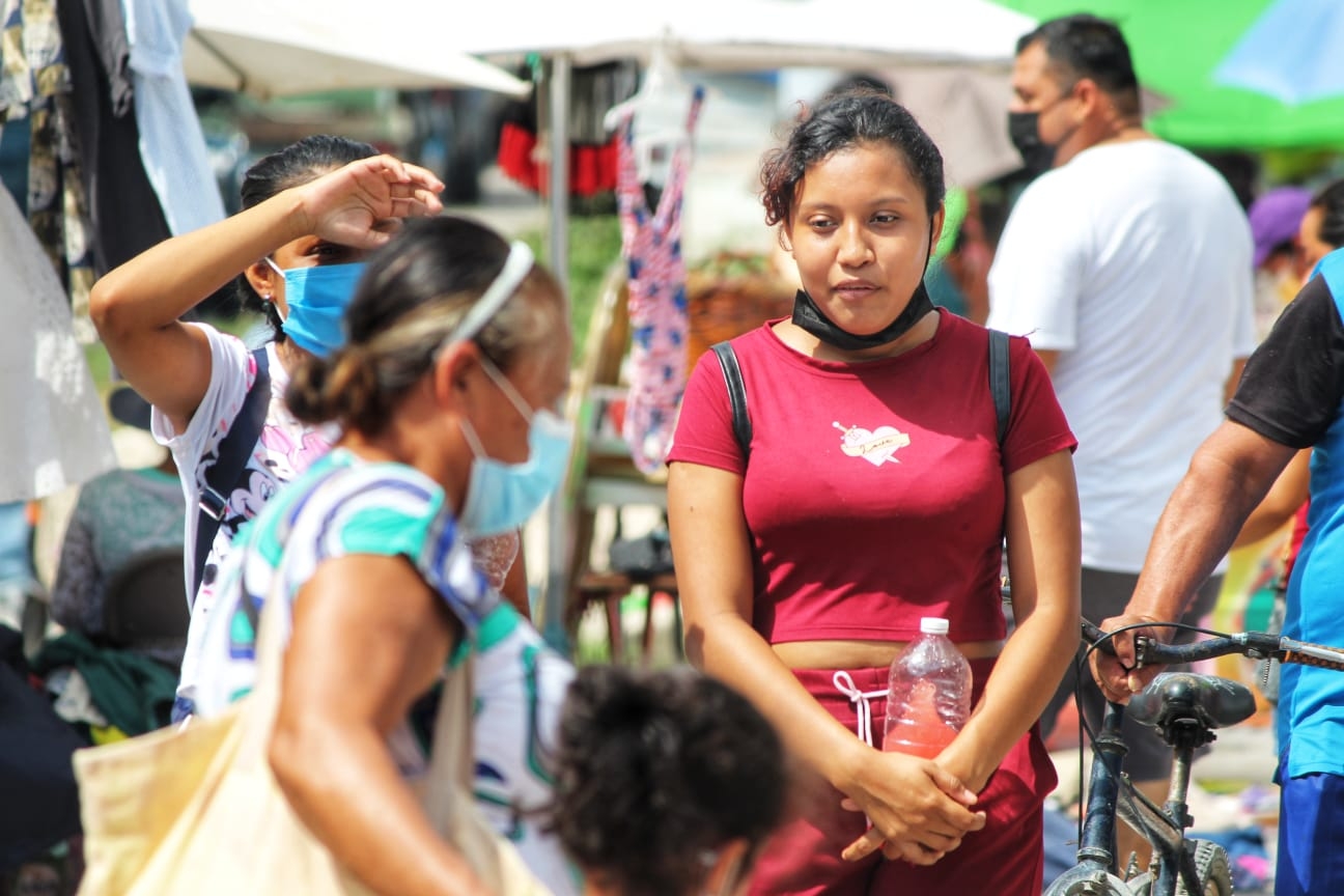 Vecinos 'abarrotan' tianguis de la Región 239 en el primer día del Semáforo Verde en Cancún
