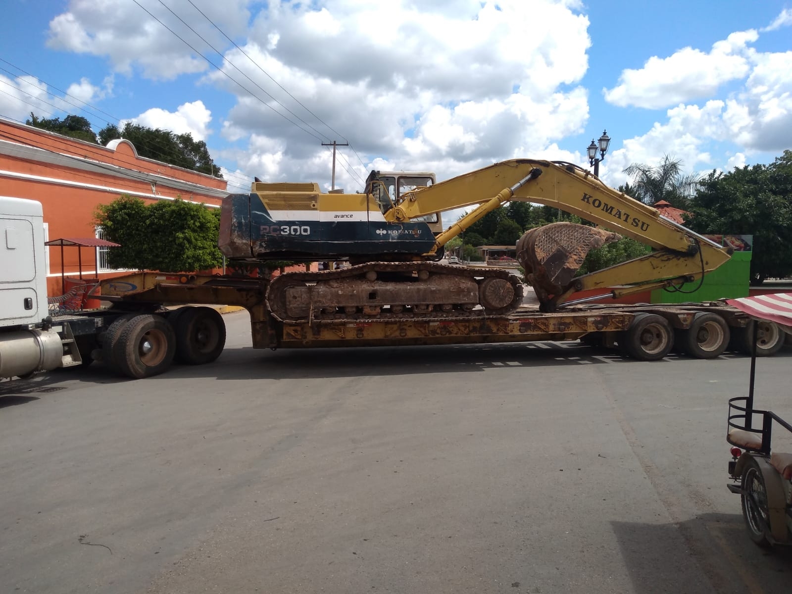 Llega maquinaria pesada para el Tren Maya en Chocholá, Yucatán