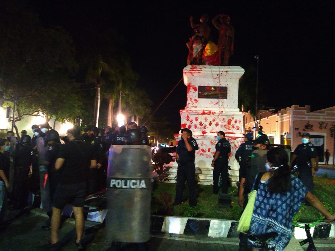 Protestan por el Día de la Raza frente al monumento a los Montejo en Mérida: VIDEO
