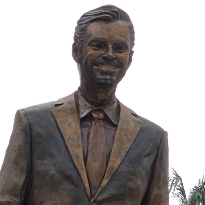 "¡Óigame no!": Critican en redes la estatua de Eugenio Derbez en Acapulco | MEMES