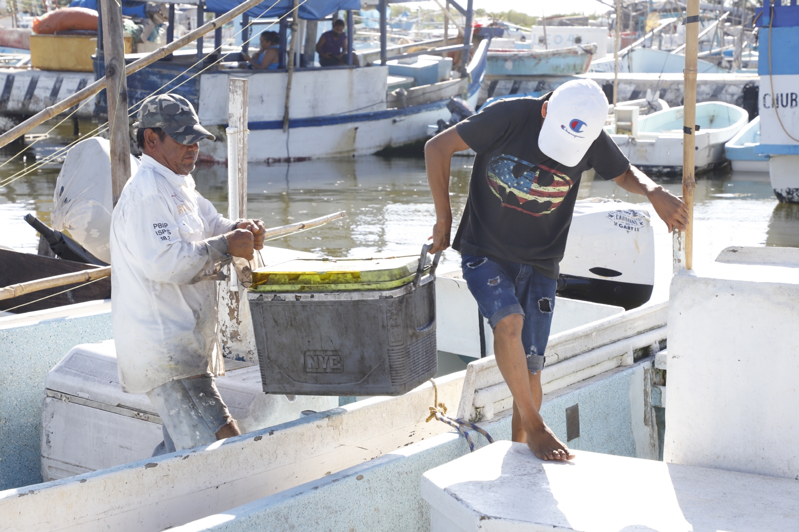Algunos pescadores suele pagan con producto a los jóvenes que laboran en las embarcaciones