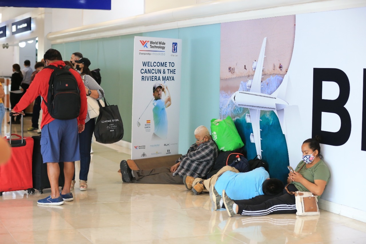 Turistas sufren robo de sus pertenencias en el aeropuerto de Cancún