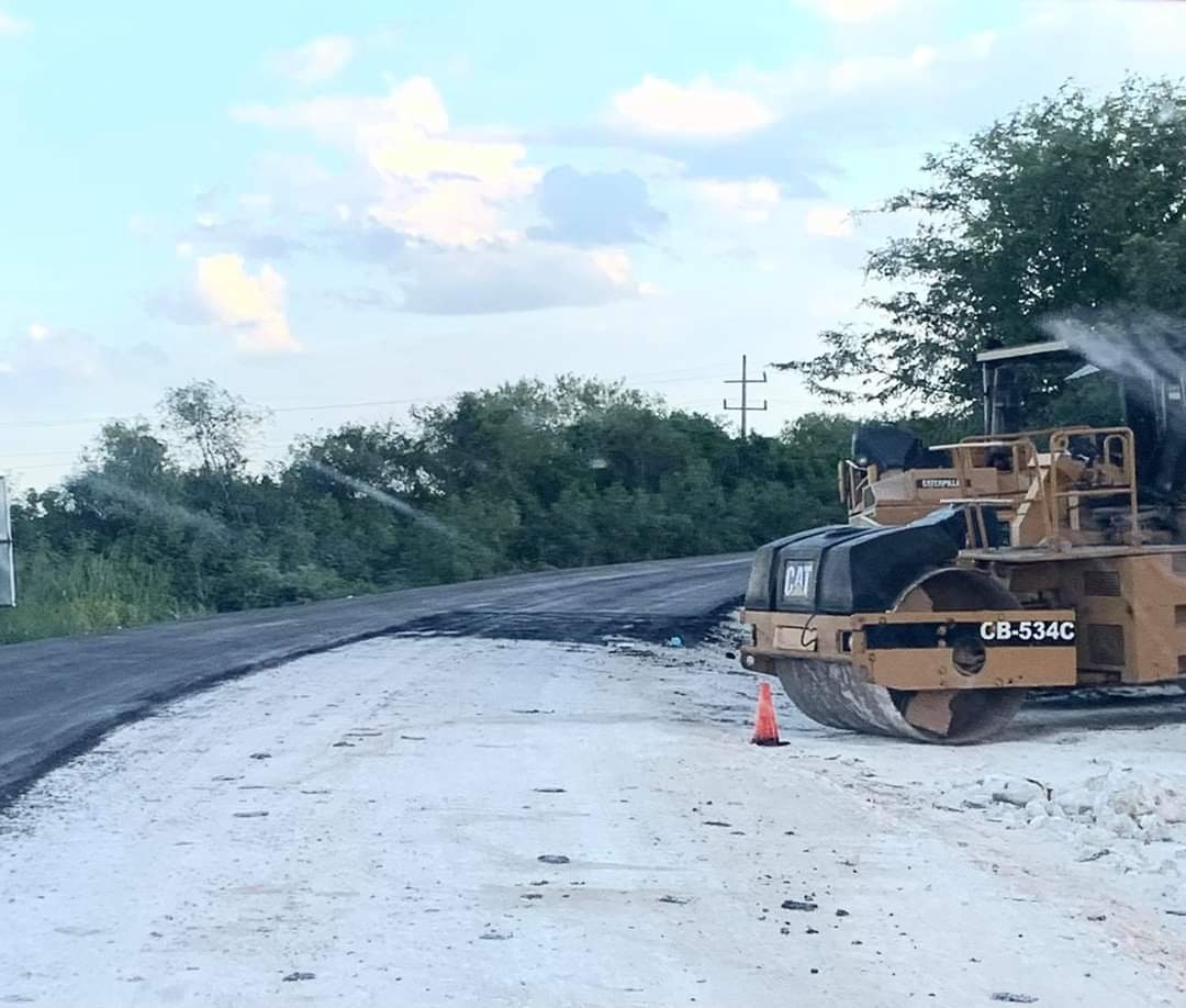 Pobladores construyen cinco kilómetros de carretera en la localidad de Morocoy, Quintana Roo