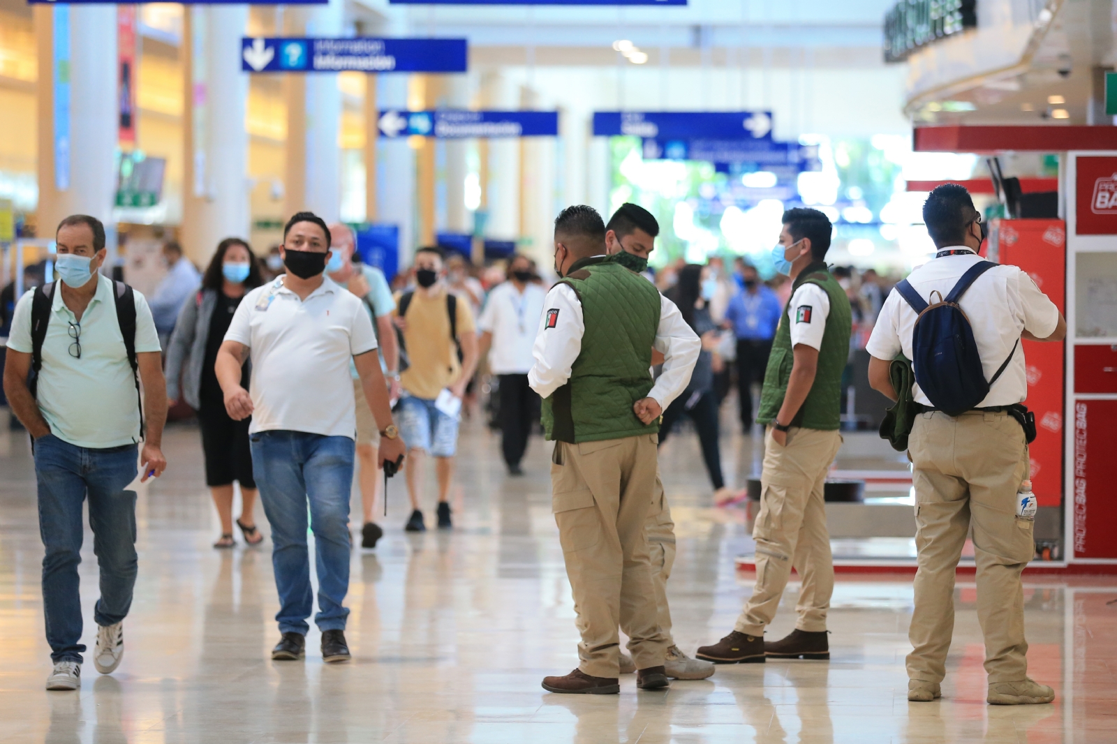 Viola Migración los derechos humanos de extranjeros en el aeropuerto de Cancún