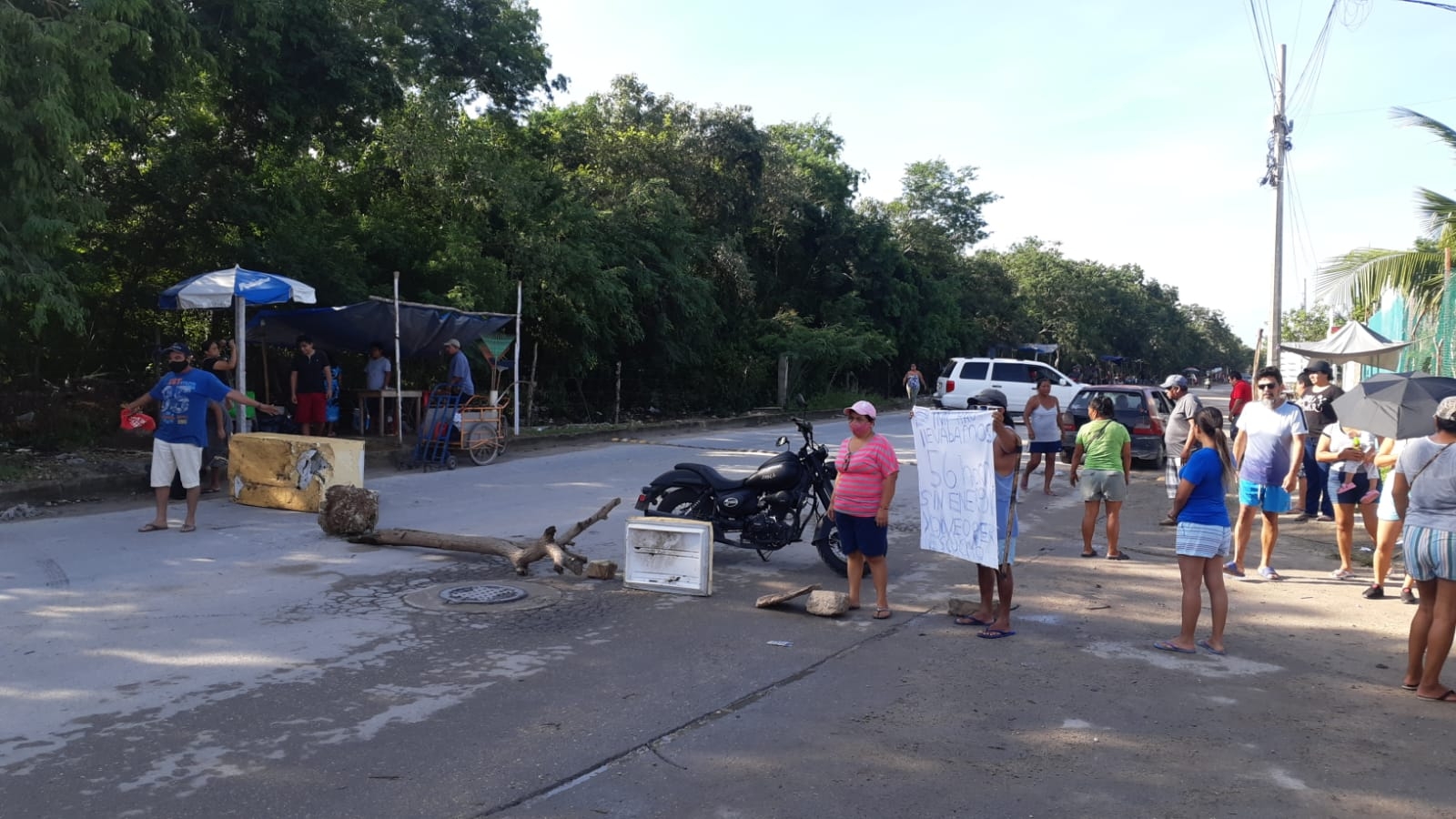 Vecinos de colonia irregular bloquean carretera In House- Playa del Carmen