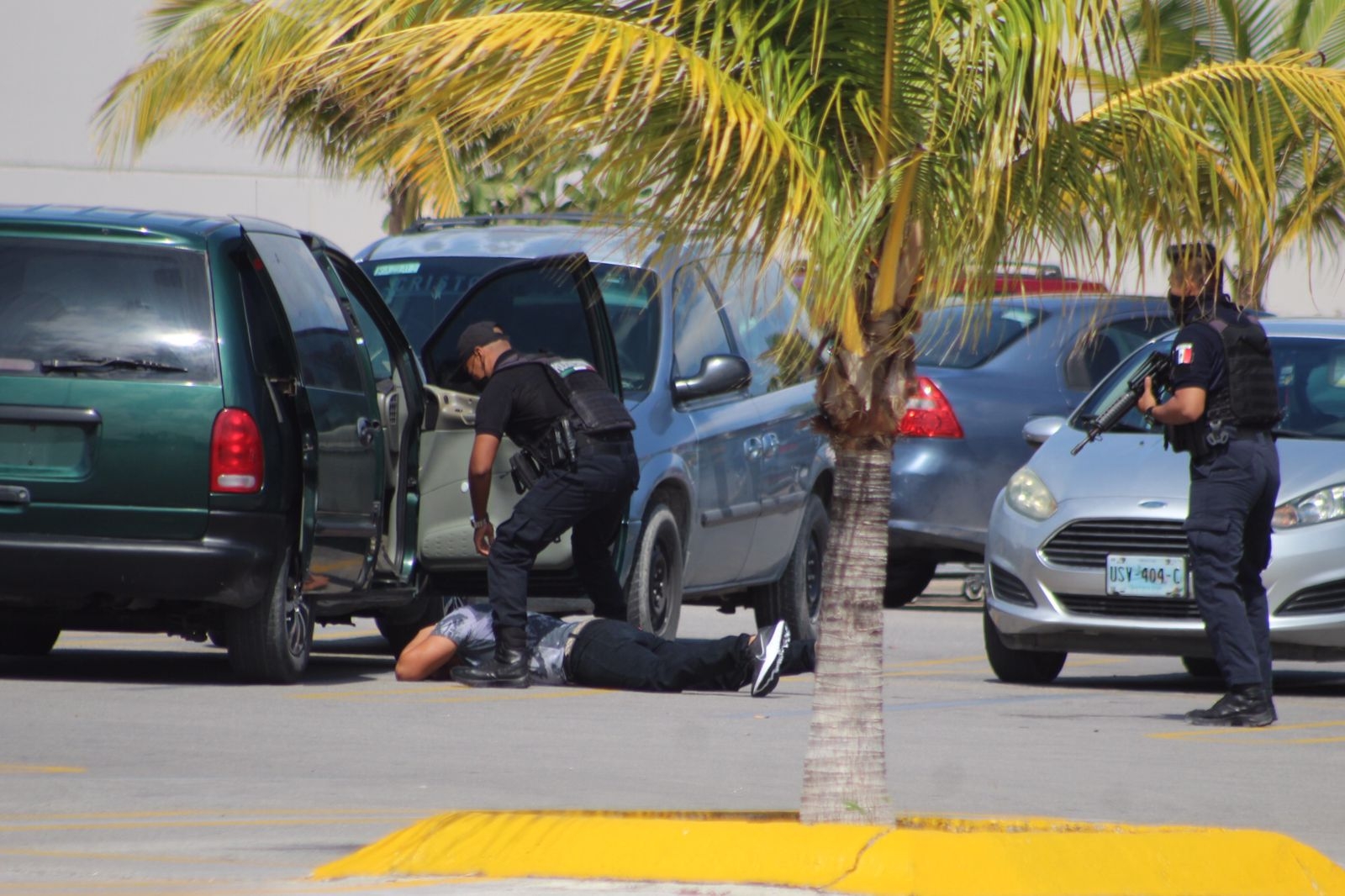 Detienen a cuatro personas armadas en las Plazas Outlet de Cancún