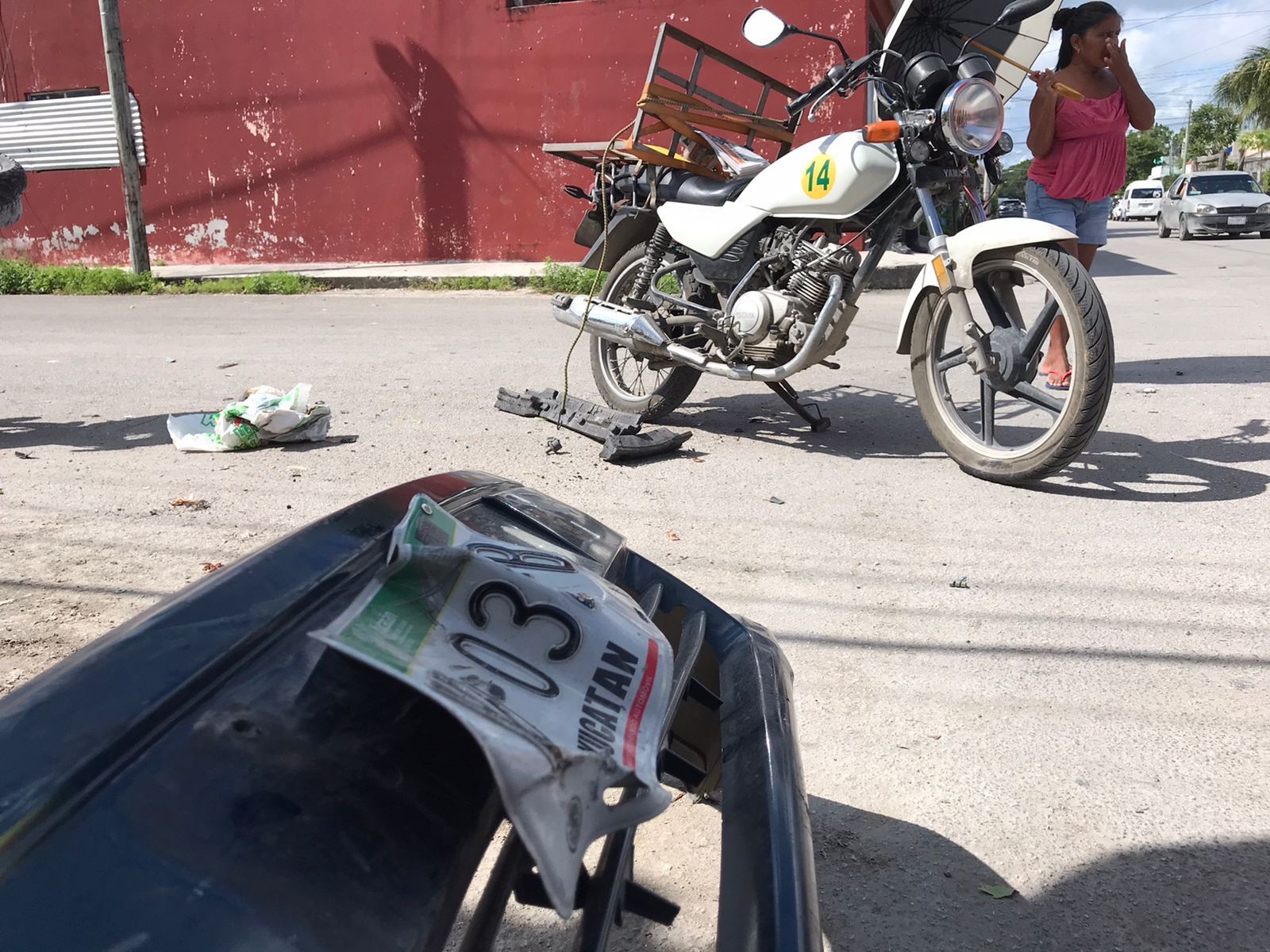 Repartidor de tortillas termina con fractura de pierna tras ser arrollado en Cancún