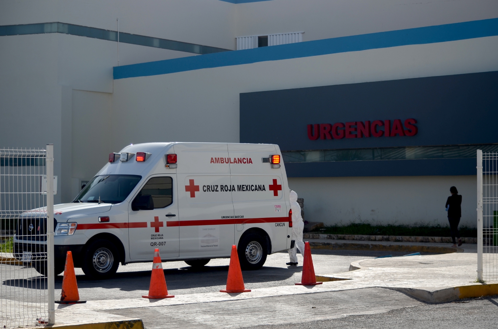 El menor de edad, de identidad reservada permanece en el Hospital General de Cancún para ser atendido de las quemaduras y golpes que presenta en su cuerpo