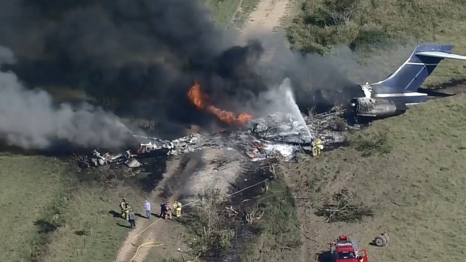 Se estrella avión con 21 personas a bordo en Texas: VIDEO