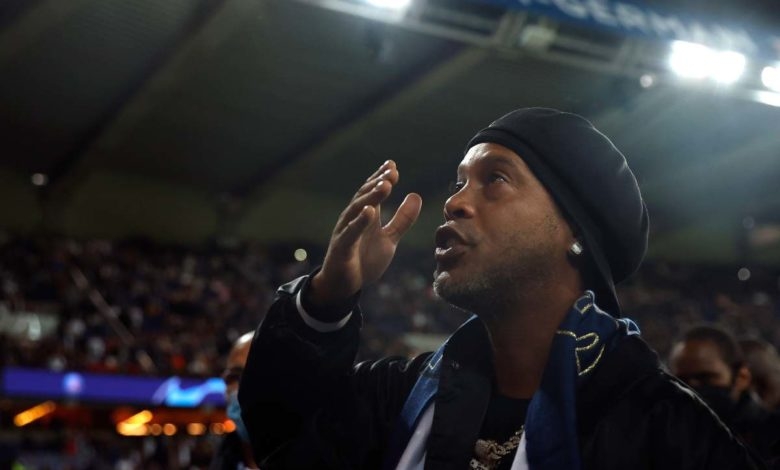 Ronaldinho fue el invitado de honor del PSG en la casa del conjunto parisino