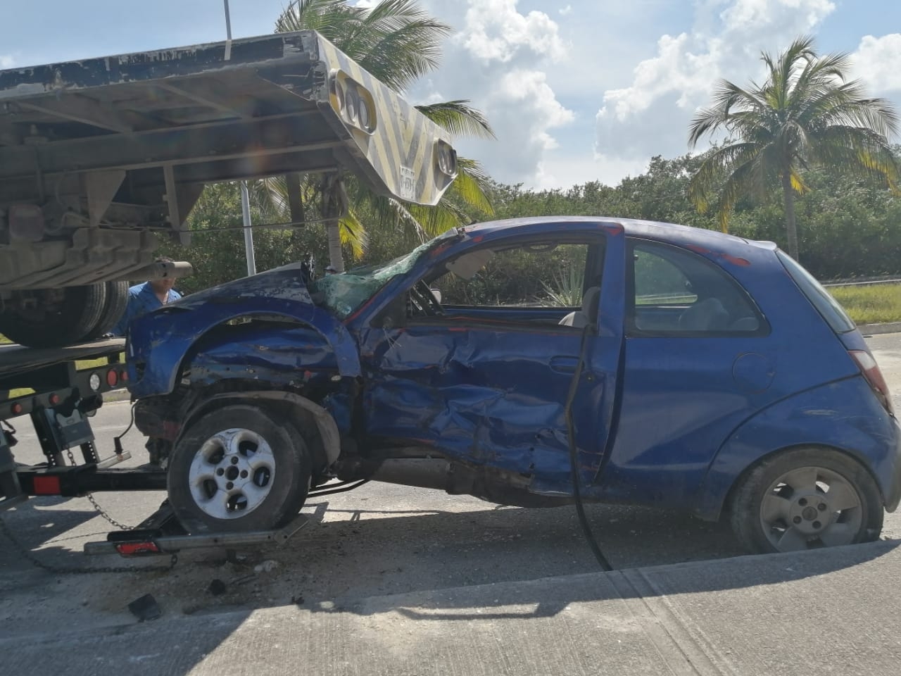 Conductor ebrio sale ileso tras chocar su auto contra un camión en Progreso, Yucatán