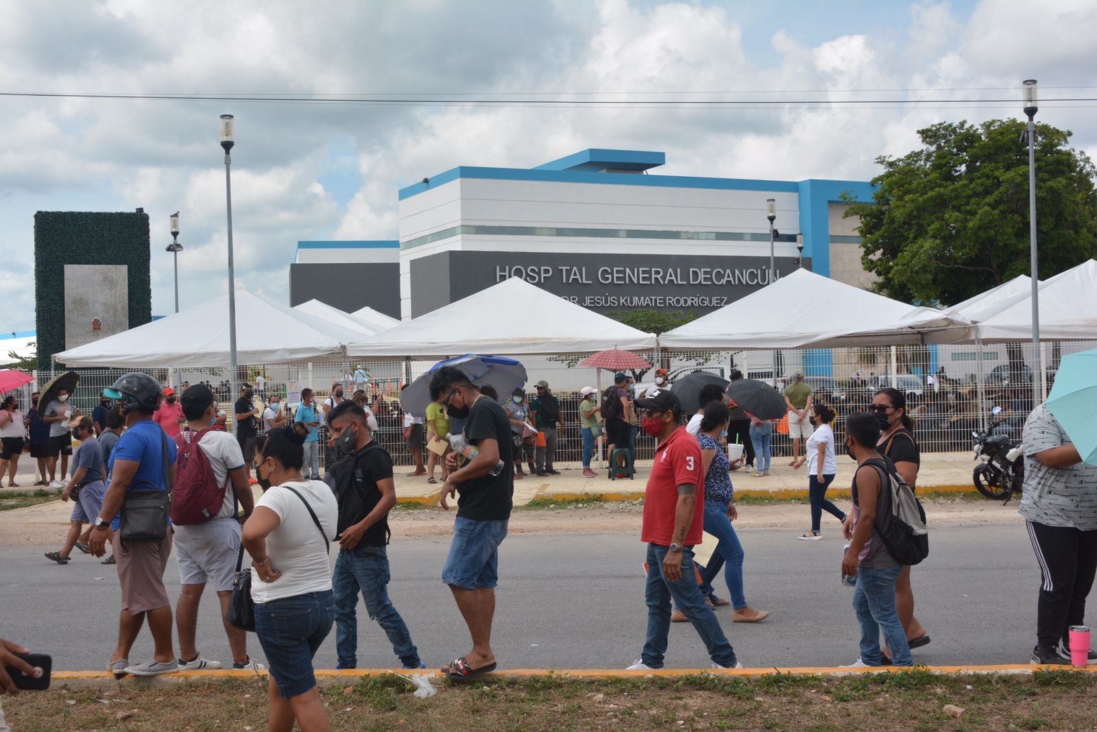 Ciudadanos se pelean por vacunas anticovid en el Hospital General de Cancún: VIDEO