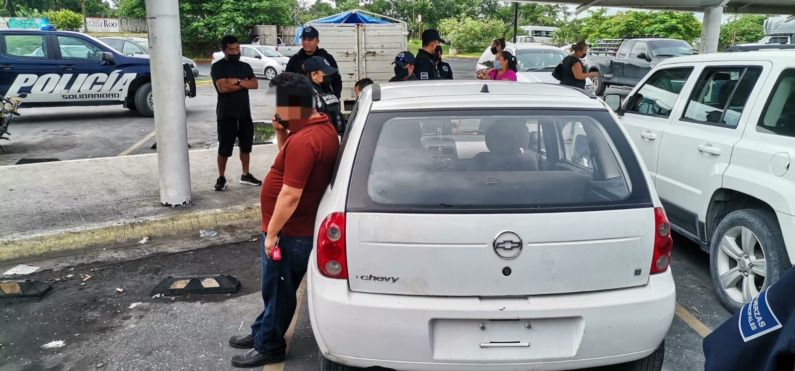Rescatan a menor de 5 años encerrado en un automóvil en Playa del Carmen