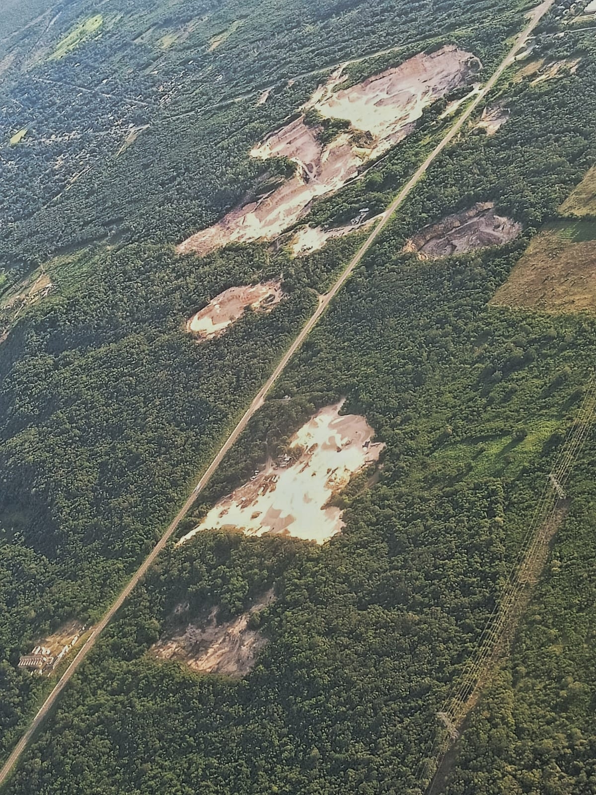 En algunas zonas se observa la devastación de árboles y la explotación de material petreo en Juan Sarabia, Q.Roo