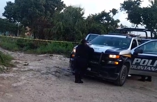 La zona de la Región 260 de Cancún, donde se halló el cuerpo, fue acordonada para que Servicios Periciales de la FGE Quintana Roo realizara las diligencias correspondientes