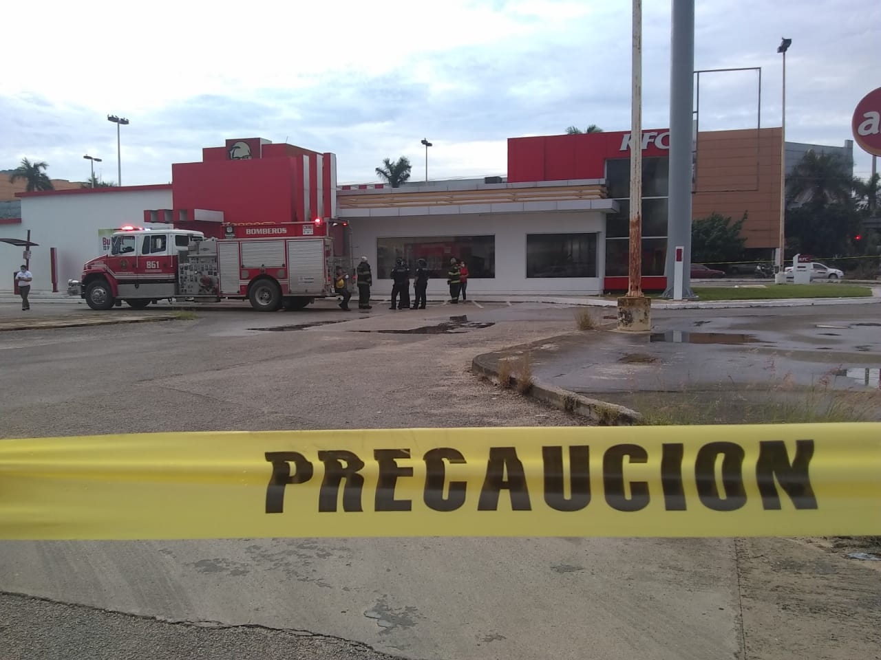 Se registra incendio en el KFC del fraccionamiento del Parque en Mérida