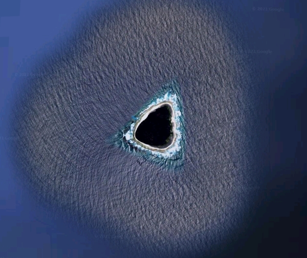Aparece misterioso agujero negro en el Océano Pacífico filtrado por Google Maps