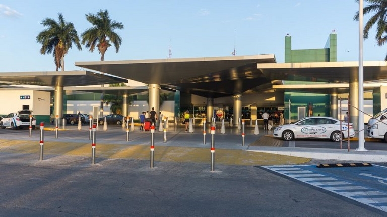 Personal del aeropuerto de Mérida atrapó el reptil para luego liberarlo