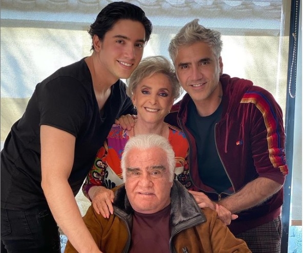 Alejandro Fernández compartió esta foto en su cuenta de Instagram donde asegura que desde donde esté su familia siempre está en sus oraciones