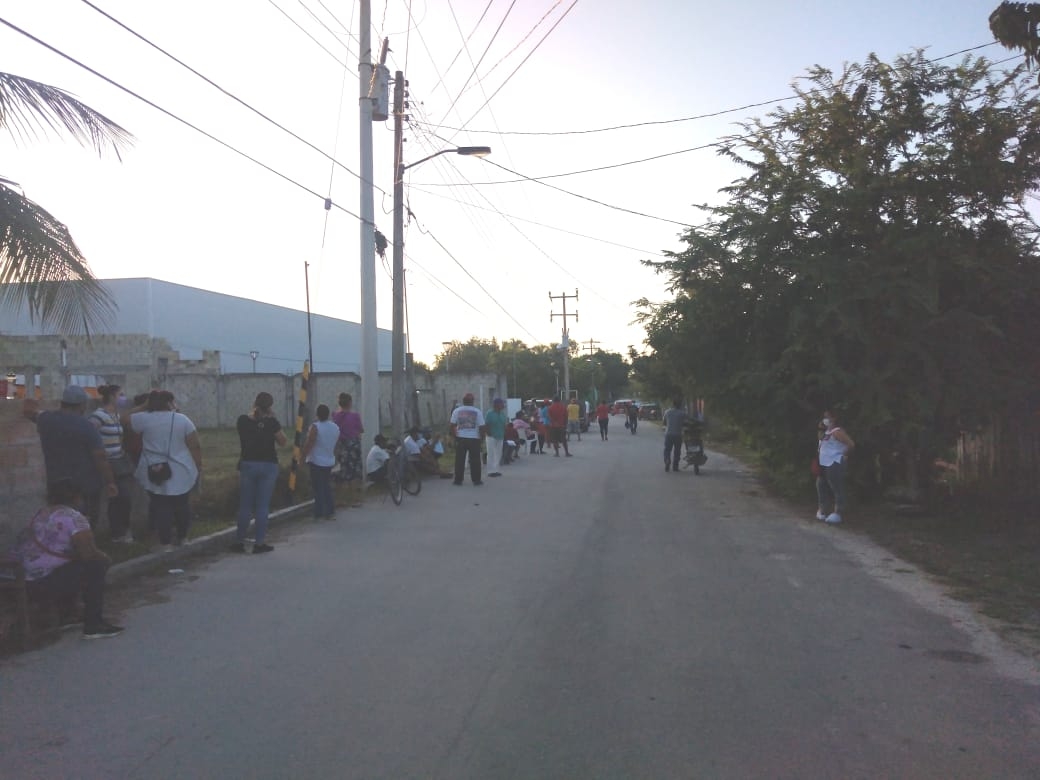 Pobladores de Sabancuy hacen larga fila para recibir vacuna anticovid