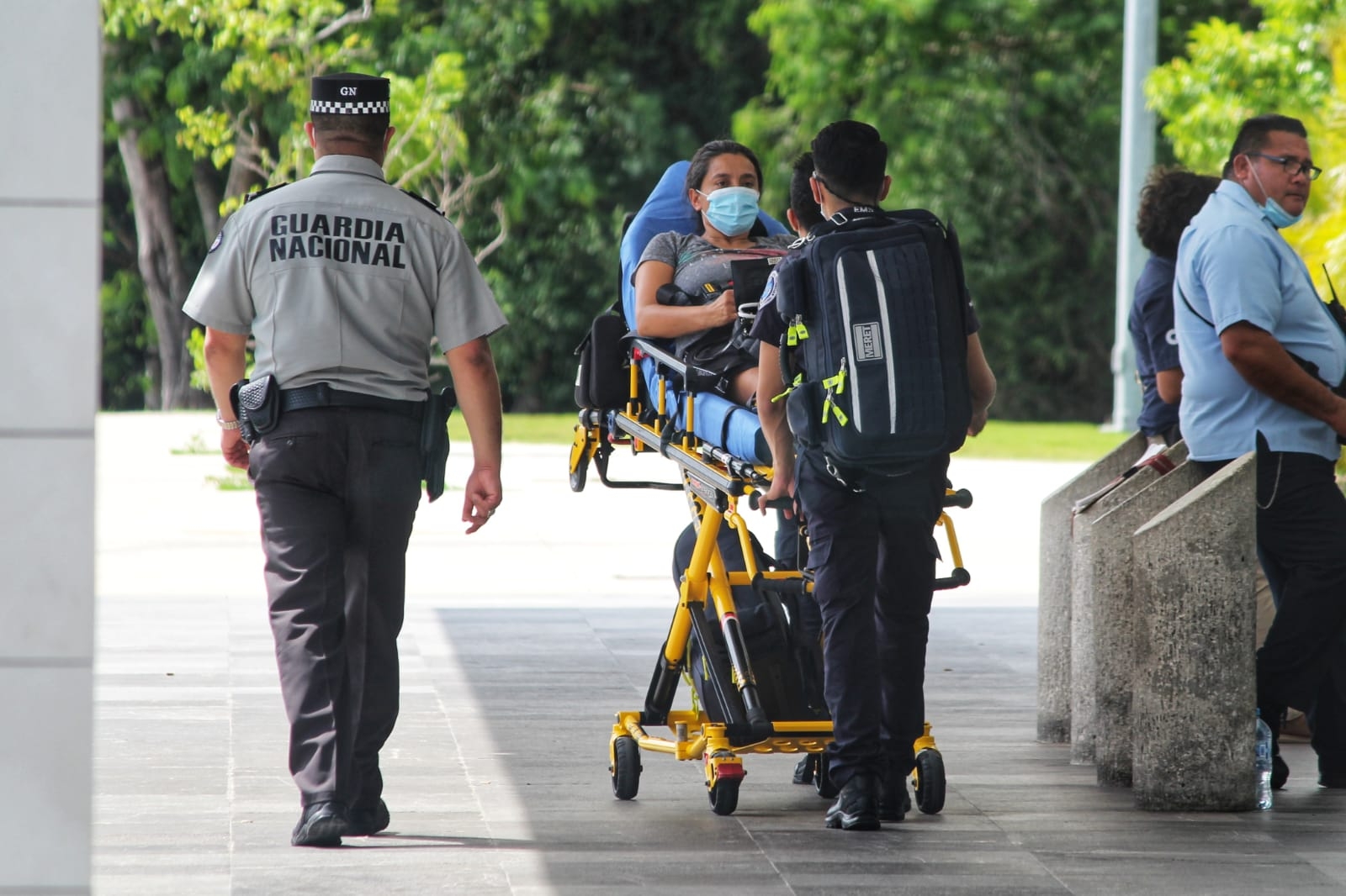 La viajera fue atendida por paramédicos a las afueras del Aeropuerto Internacional de Cancún; se reporta estable