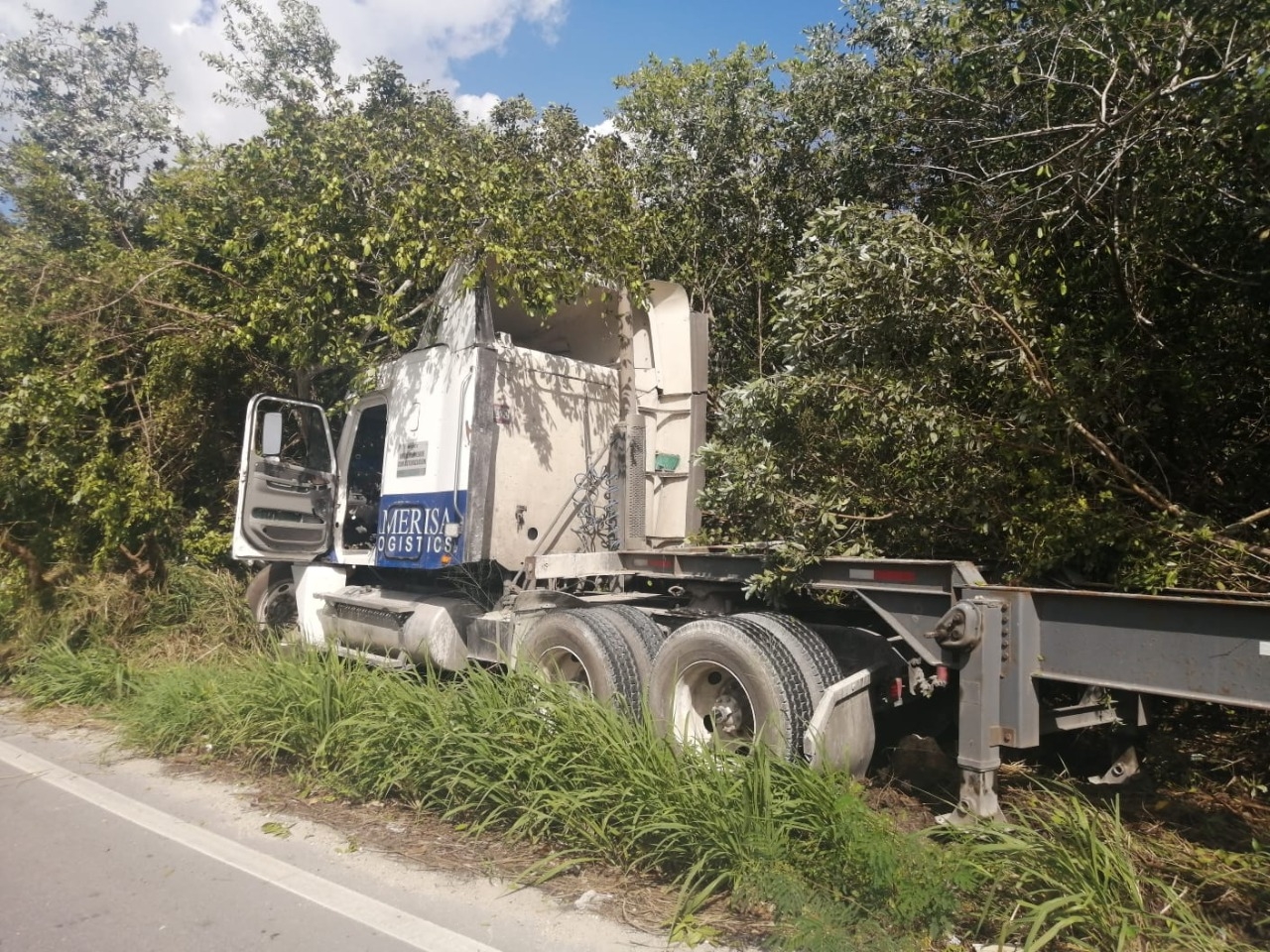 Tráiler de carga se vuelca en la carretera tramo Mérida-Progreso