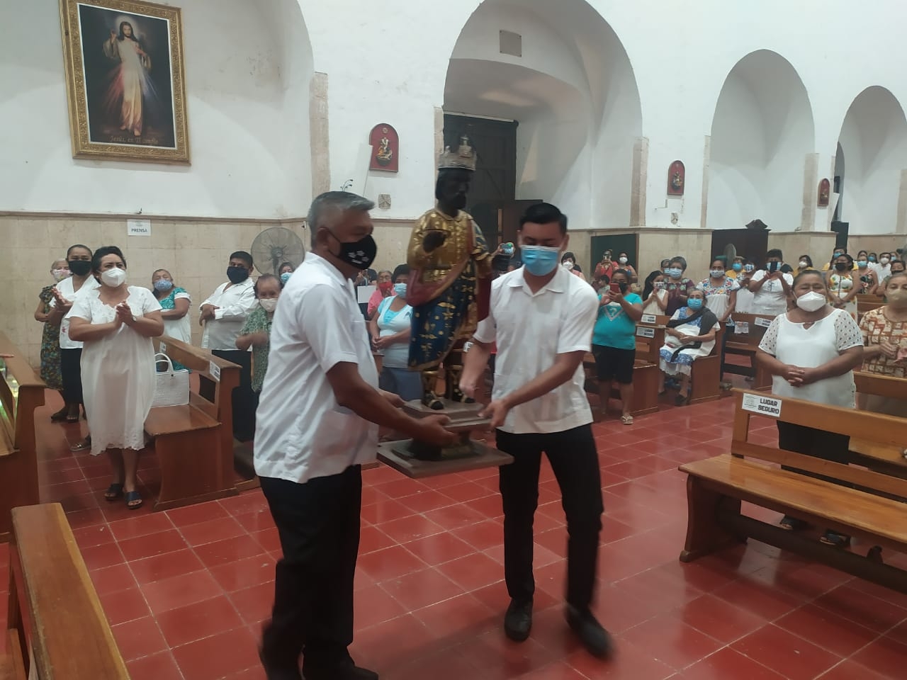 Religiosos olvidan el COVID-19 para entregar a los santos reyes en Tizimín, Yucatán