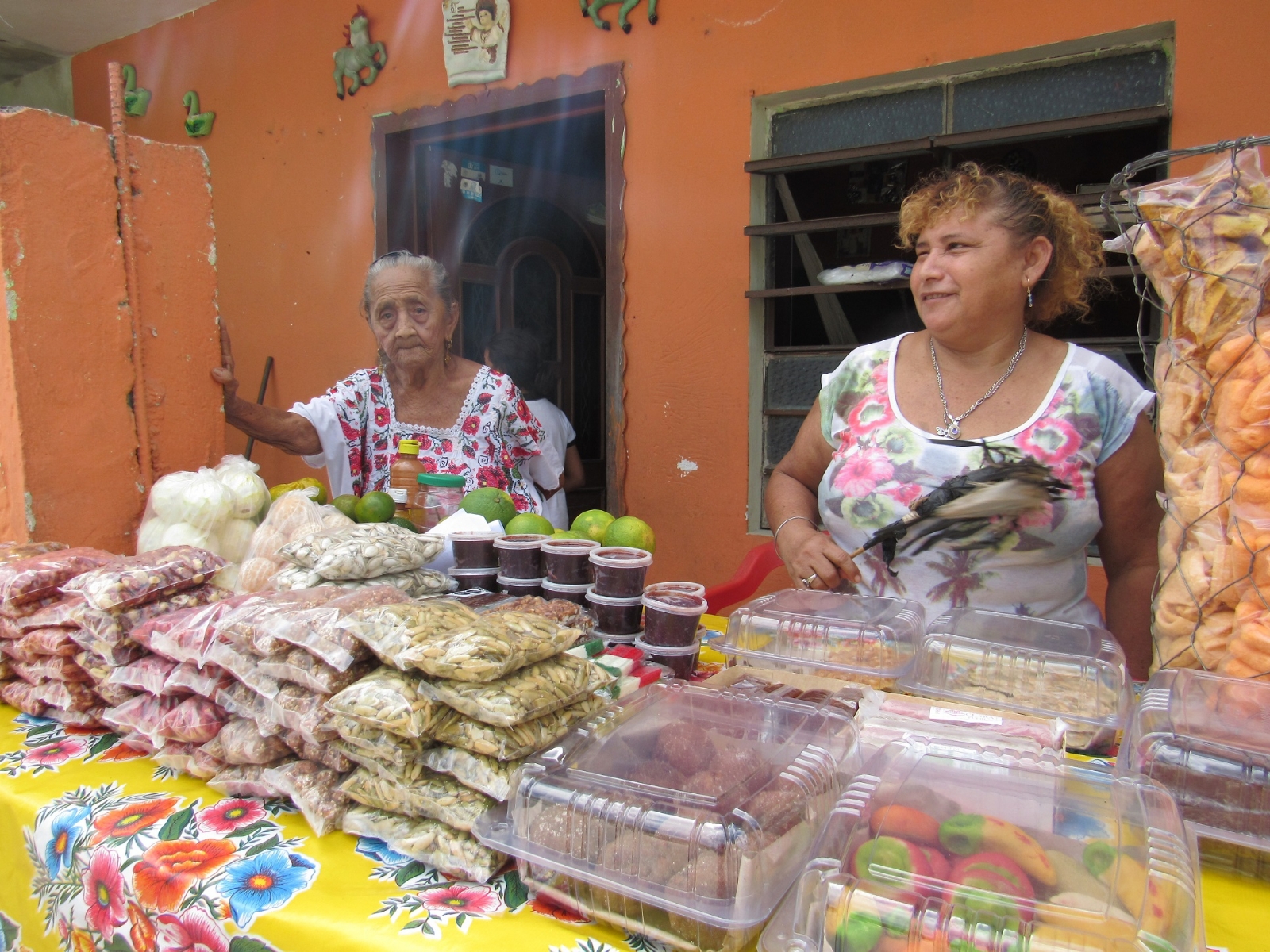 Elena Pacho, una vida preparando dulces tradicionales para el Hanal Pixán en Acanceh