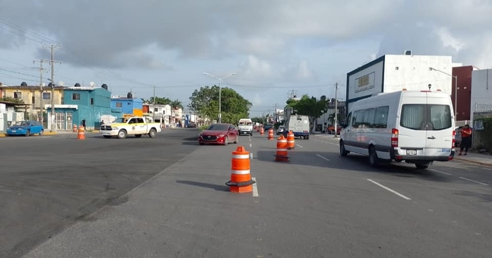 Cierran carril de la Avenida Lak'In en Cancún por trabajos de repavimentación