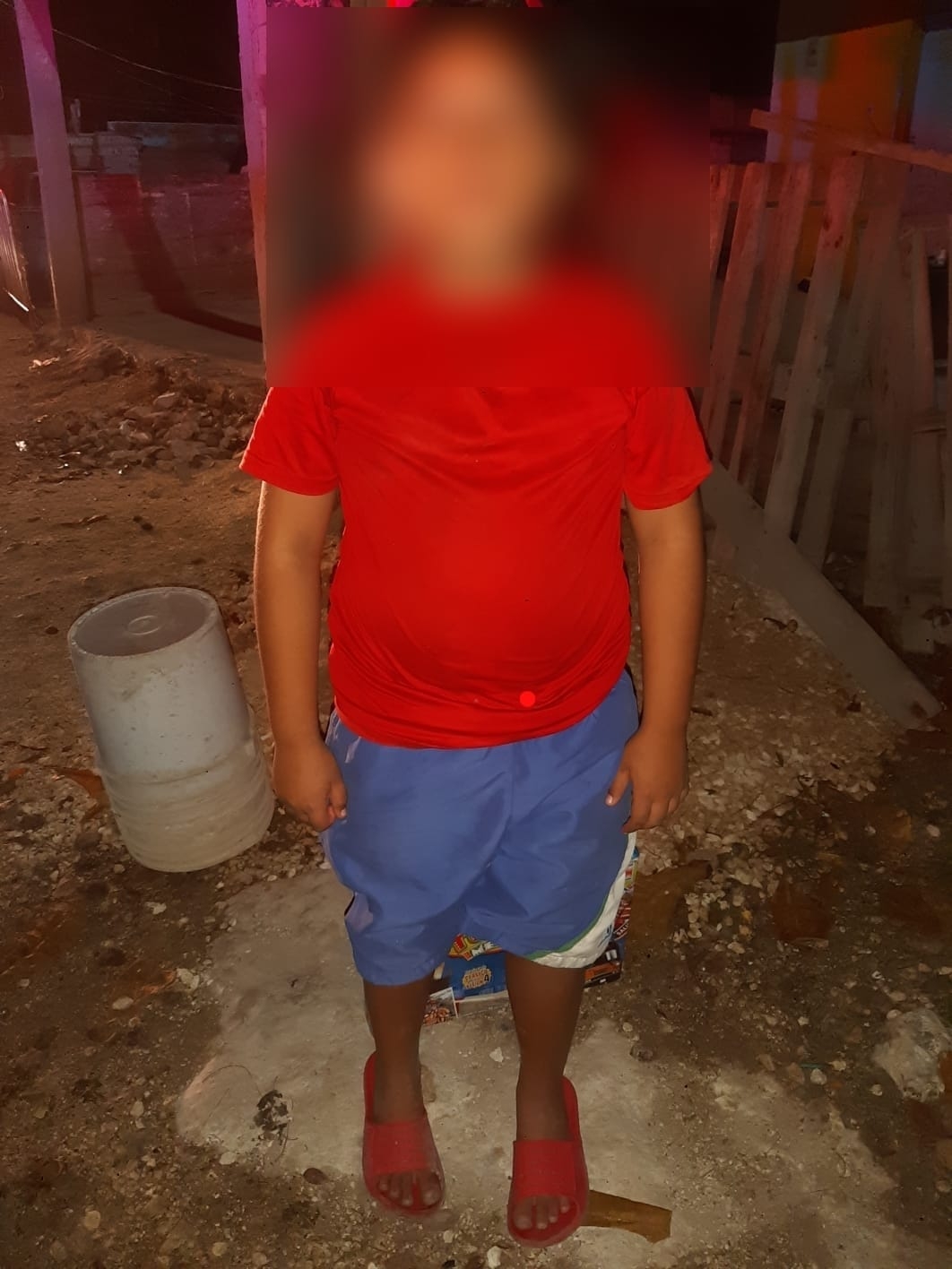 Rescatan a niño perdido y lo llevan a su casa en Cancún