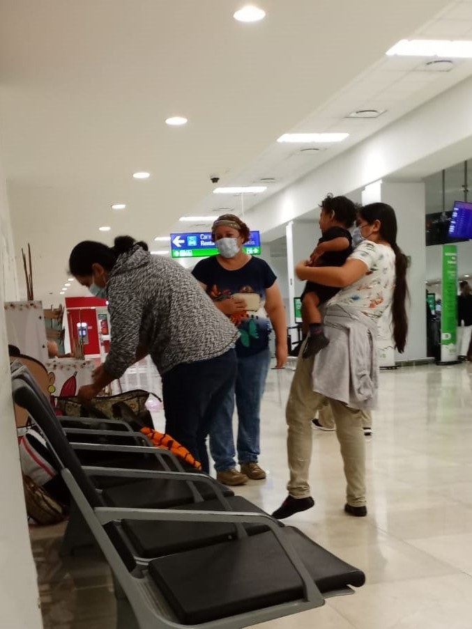 Turista casi pierde vuelo por dejar su cartera en el baño en el Aeropuerto de Mérida