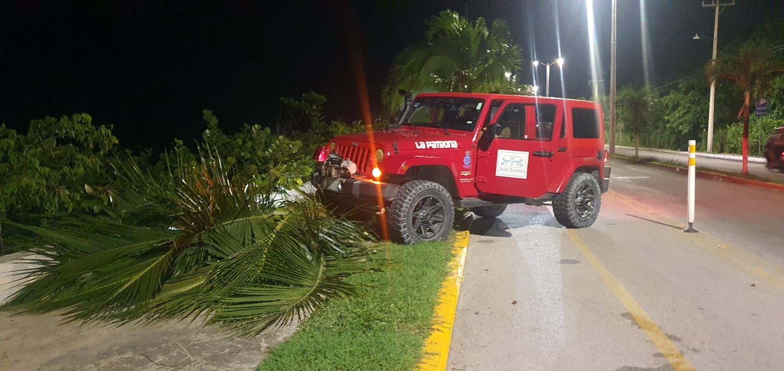 El automóvil en el que viajaban los guatemaltecos en Cozumel, terminó sobre la banqueta