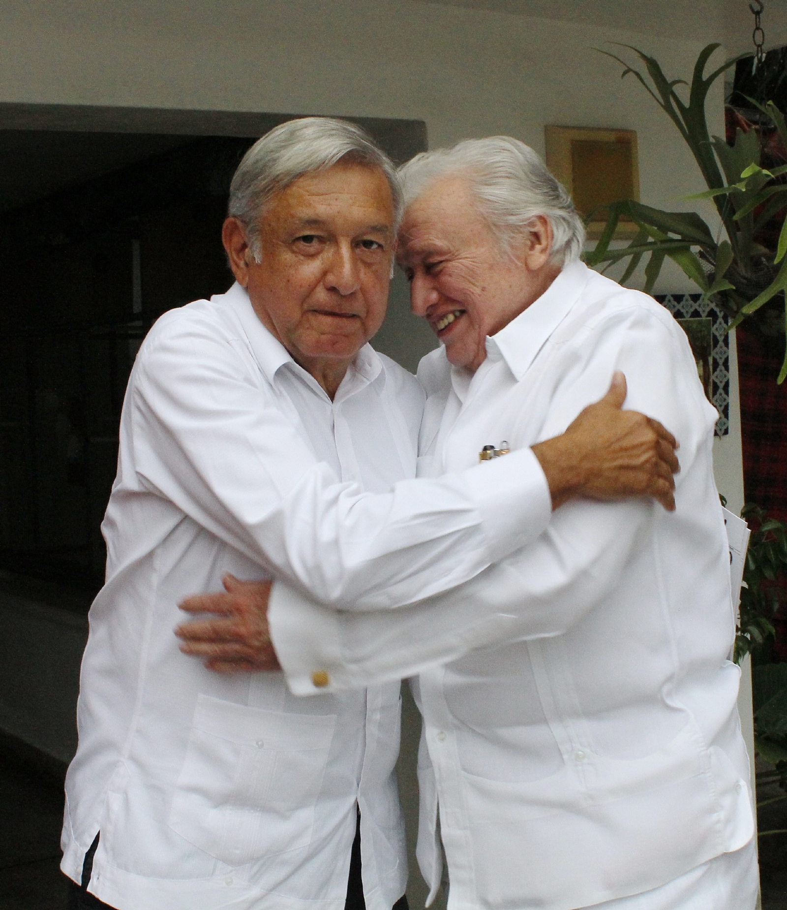 Como presidente electo, Andrés Manuel López Obrador se encontró con Don Mario Renato Menéndez el 13 de octubre de 2018