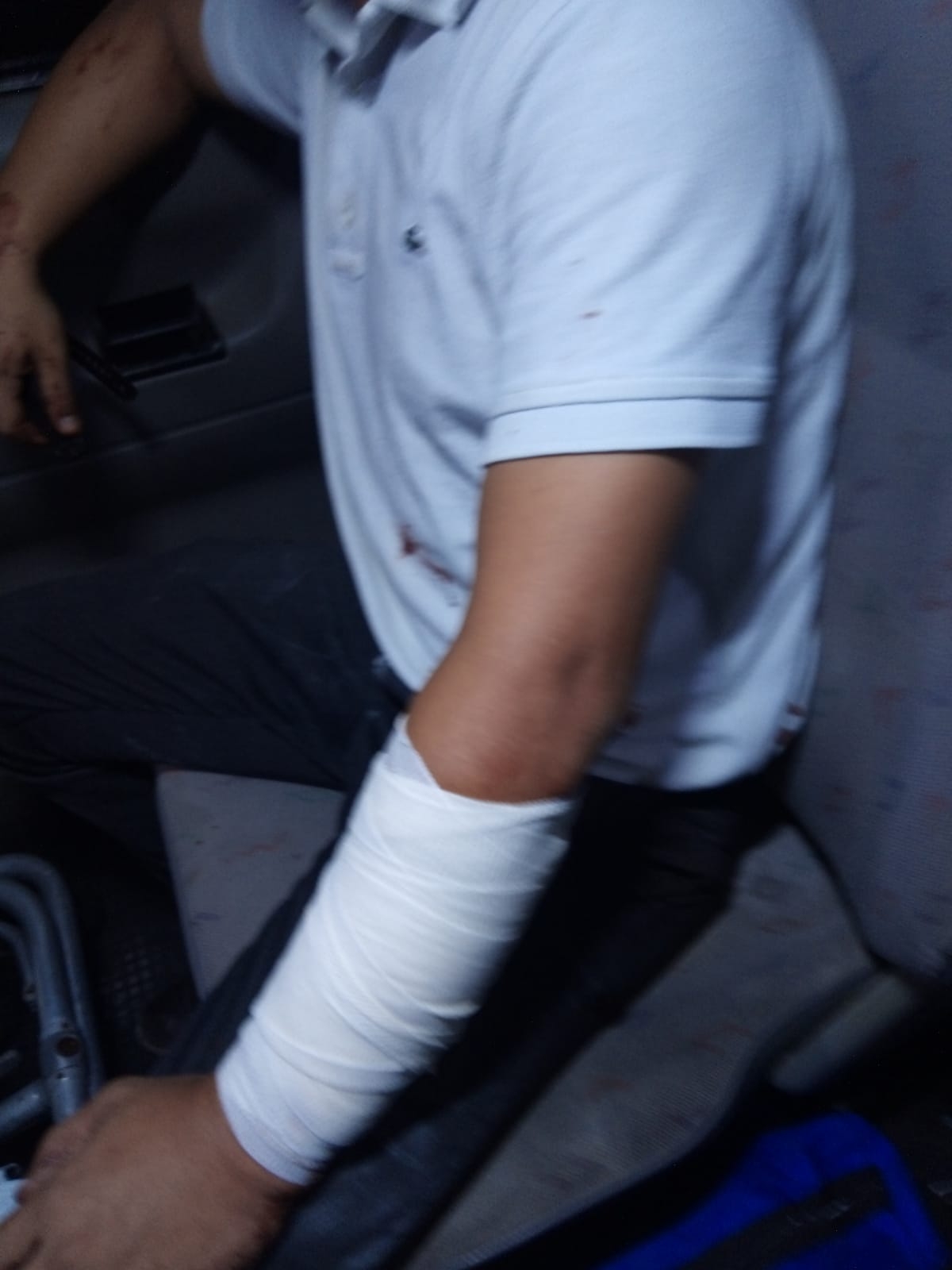 Paramédicos del Grupo Rino auxiliaron al lesionado y posteriormente lo trasladaron a la clínica del IMSS