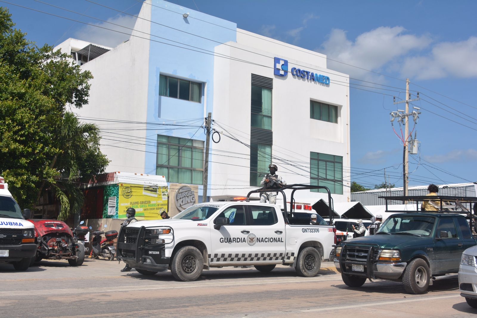 Uno de los heridos llegó al Hospital Costamed de Tulum por sus propios medios tras ser baleado en la zona Centro de la ciudad