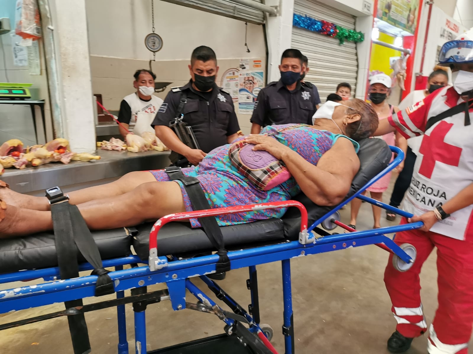 Abuelita sufre desmayo en el Mercado Municipal de Ciudad del Carmen